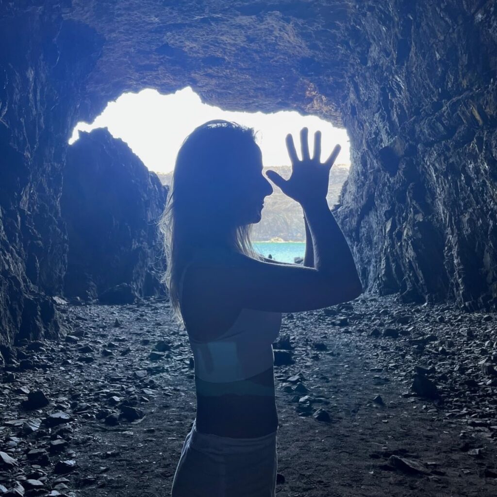 Ajuy Grotta Yoga Eszendo